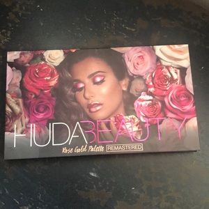 Huda beauty remastered eyeshadow palette